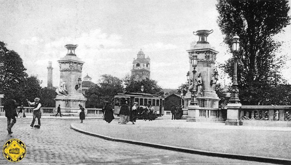 Unsere Bilder von 1905 bzw. 1910 zeigen das Leben auf der Ludwigsbrücke: damals fand die Dult noch auf der Kohleninsel statt. Der Plan von 1900, den Hauptbahnhof auf die Kohleninsel zu verlegen, war gerade abgelehnt worden.
